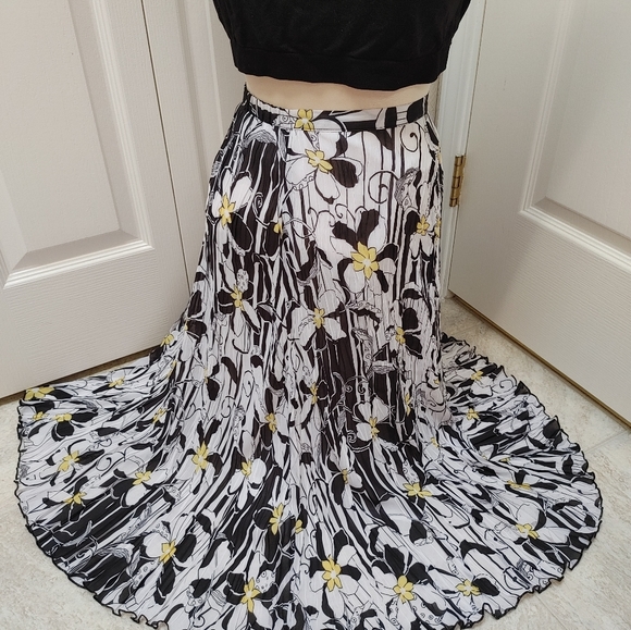Flirty Floral Skirt - Picture 4 of 8